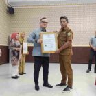 Foto :  Kepala Kantor Wilayah Kementrian Hukum Sultra, Topan Sopuan (Kiri) dan Kepala Bidang Kebudayaan Dinas Pendidikan dan Kebudayaan Sultra