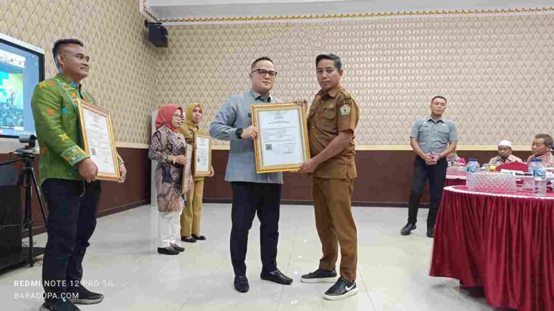Foto :  Kepala Kantor Wilayah Kementrian Hukum Sultra, Topan Sopuan (Kiri) dan Kepala Bidang Kebudayaan Dinas Pendidikan dan Kebudayaan Sultra